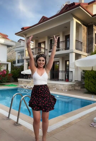 1. Irresistible Gizemjelii in White Crop Top at the Swimming Pool