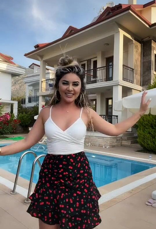 3. Irresistible Gizemjelii in White Crop Top at the Swimming Pool