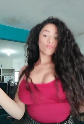 3. Breathtaking Gleidy Rojas Shows Cleavage in Red Top