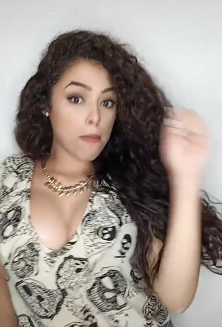 2. Alluring Gleidy Rojas Shows Cleavage in Erotic Top and Bouncing Boobs