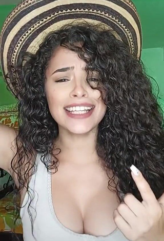 Pretty Gleidy Rojas Shows Cleavage in White Top