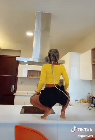 Erotic Vivian Gold Kaitetsi Shows Big Butt while Twerking