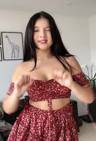 3. Hottie Carolina Bell Shows Cleavage in Red Crop Top and Bouncing Tits