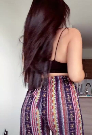 3. Irresistible Carolina Bell Shows Big Butt