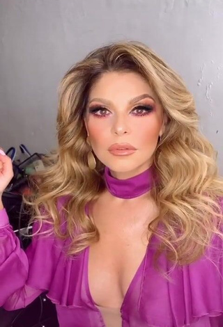 Erotic Tati Cantoral Shows Cleavage