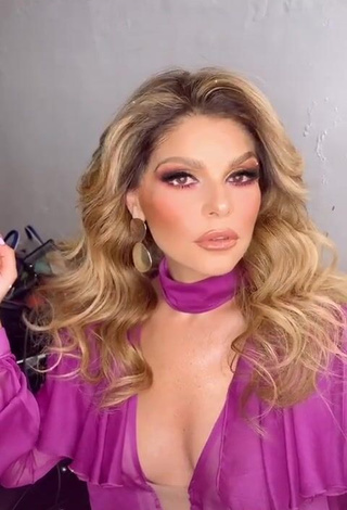 3. Erotic Tati Cantoral Shows Cleavage