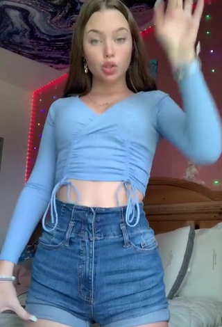 2. Captivating Itspeytonbabyy Shows Cleavage in Blue Crop Top and Bouncing Tits