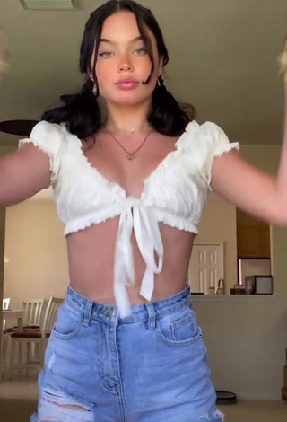 1. Sexy Itspeytonbabyy in White Crop Top