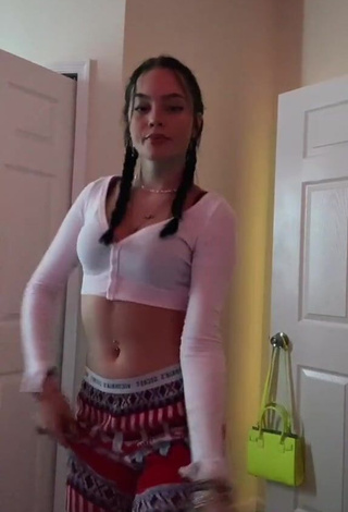 Gorgeous Itspeytonbabyy in Alluring White Crop Top