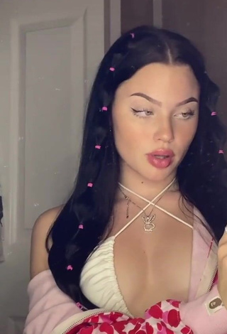 Sexy Itspeytonbabyy Shows Cleavage