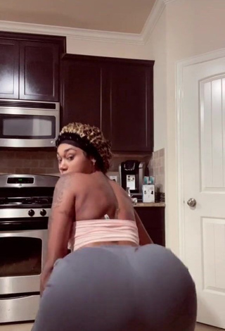 1. Erotic Jania Bania Shows Big Butt while Twerking