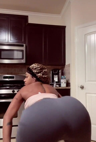 3. Erotic Jania Bania Shows Big Butt while Twerking