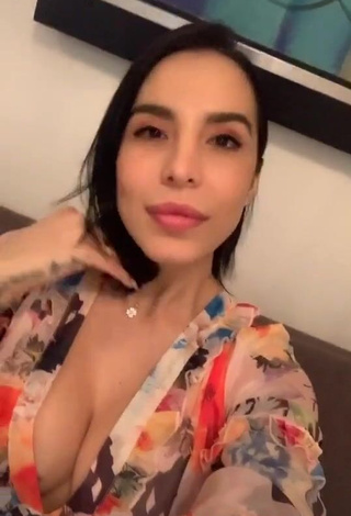 1. Jessi Pereira Demonstrates Adorable Cleavage