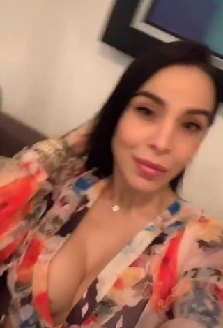 3. Jessi Pereira Demonstrates Adorable Cleavage