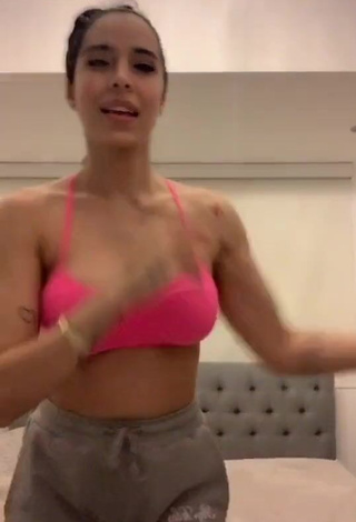 1. Captivating Jessi Pereira Shows Cleavage in Pink Sport Bra and Bouncing Boobs