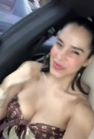 3. Wonderful Jessi Pereira Shows Cleavage in Crop Top in a Car