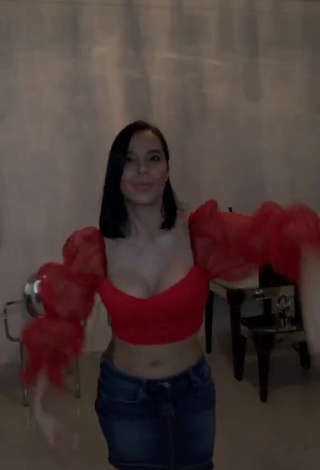 Hottie Jessi Pereira Shows Cleavage in Red Crop Top