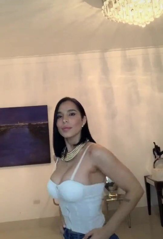 1. Seductive Jessi Pereira Shows Cleavage in White Crop Top and Bouncing Boobs