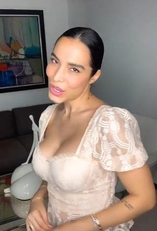 3. Sweetie Jessi Pereira Shows Cleavage in Beige Top