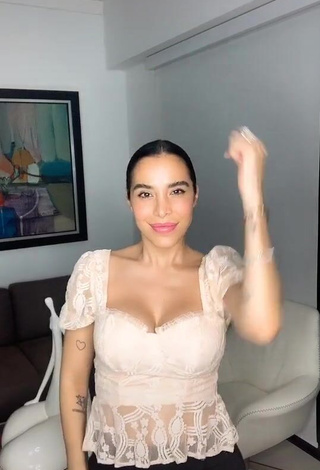 3. Beautiful Jessi Pereira Shows Cleavage in Sexy Beige Top