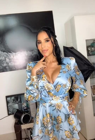 1. Seductive Jessi Pereira Shows Cleavage in Floral Dress