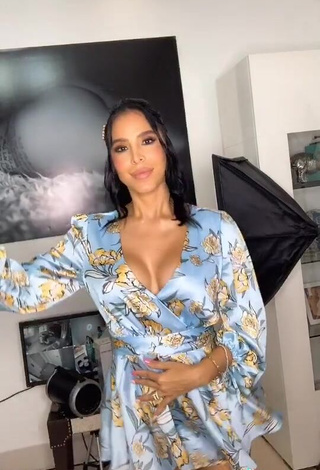 Seductive Jessi Pereira Shows Cleavage in Floral Dress