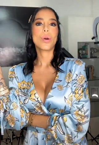 2. Hottest Jessi Pereira Shows Cleavage