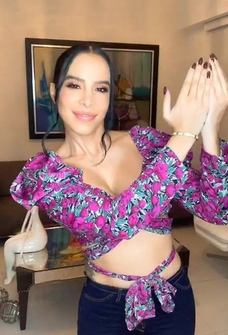 3. Beautiful Jessi Pereira Shows Cleavage in Sexy Floral Crop Top