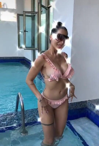 3. Cute Jessi Pereira Shows Cleavage in Pink Bikini at the Swimming Pool (Side Boob)