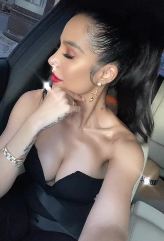 2. Jessi Pereira is Showing Hot Cleavage in a Car