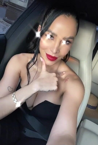 3. Jessi Pereira is Showing Hot Cleavage in a Car