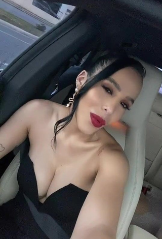 1. Lovely Jessi Pereira Shows Cleavage in a Car