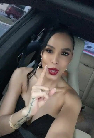 3. Lovely Jessi Pereira Shows Cleavage in a Car