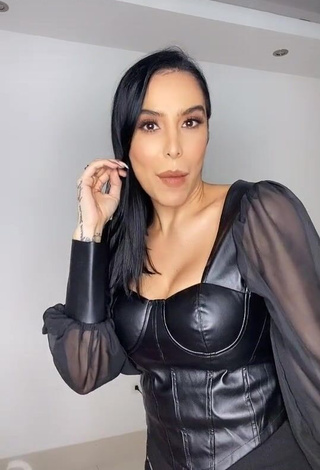 Jessi Pereira Demonstrates Amazing Cleavage