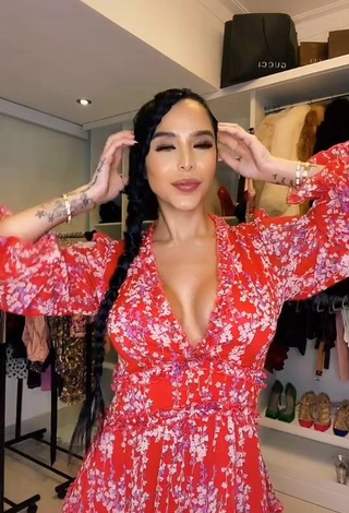 1. Sweetie Jessi Pereira Shows Cleavage in Floral Dress