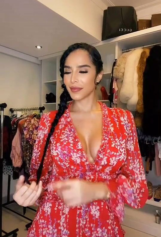 2. Sweetie Jessi Pereira Shows Cleavage in Floral Dress