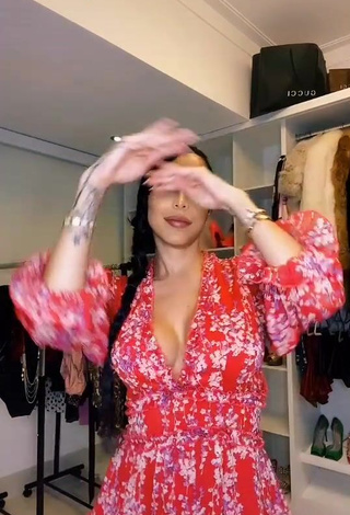 Hottest Jessi Pereira Shows Cleavage in Floral Dress and Bouncing Boobs