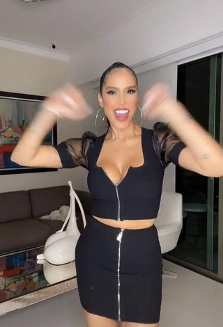 2. Sweetie Jessi Pereira Shows Cleavage in Black Crop Top while Twerking