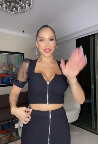 1. Sexy Jessi Pereira Shows Cleavage in Black Crop Top