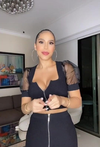 3. Sexy Jessi Pereira Shows Cleavage in Black Crop Top