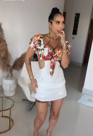 Erotic Jessi Pereira Shows Cleavage in Floral Overall