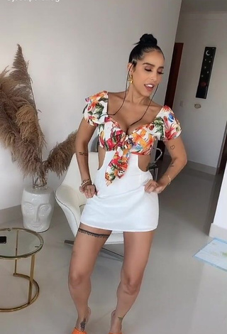 3. Erotic Jessi Pereira Shows Cleavage in Floral Overall