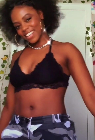 3. Erotic Jordan Nata'e Shows Cleavage in Bra