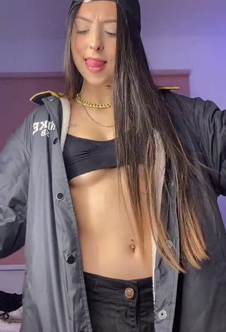 Magnetic Julia Guerra in Appealing Black Sport Bra and Bouncing Breasts (Underboob)