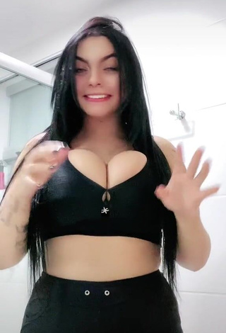 Hottest Karniello Shows Cleavage in Black Crop Top