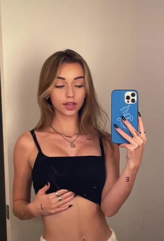 1. Beautiful Katelyn Elizabeth Shows Cleavage in Sexy Black Crop Top