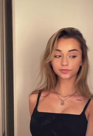 2. Beautiful Katelyn Elizabeth Shows Cleavage in Sexy Black Crop Top