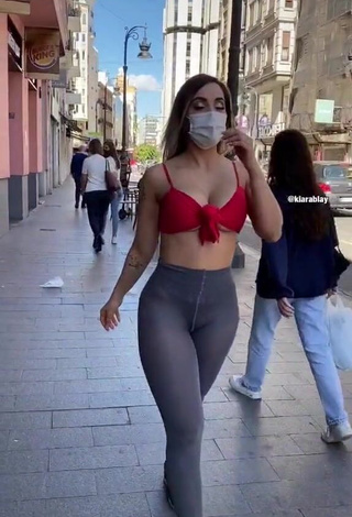 1. Kiarablaysexy Shows her Seductive Butt in a Street (Underboob)