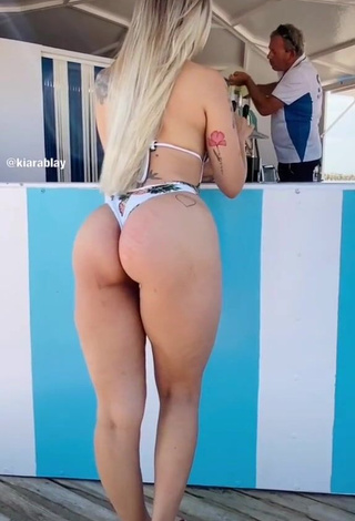 1. Kiarablaysexy Shows her Sweet Butt