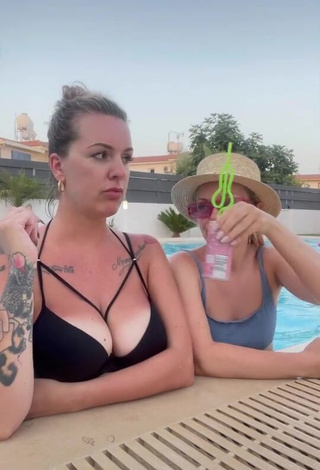 Erotic LidaLand at the Swimming Pool